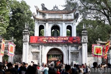Văn Miếu-Quốc Tử Giám (Hà Nội) tấp nập khách tham quan, xin chữ trong những ngày đầu xuân mới Giáp Thìn. Ảnh: HÀ NAM