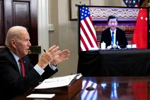 Tổng thống Mỹ Joe Biden (trái) và Chủ tịch Trung Quốc Tập Cận Bình trong cuộc họp trực tuyến ngày 15/11/2021. (Ảnh: nytimes.com)