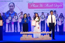 Bí thư Tỉnh ủy Đồng Nai và Bí thư Trung ương Đoàn Nguyễn Phạm Duy Trang trao chứng nhận tuyên dương các thanh niên tiên tiến làm theo lời Bác cụm Đông Nam Bộ.