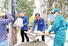 Nhiều đoàn thể tại huyện Thạnh Hóa, tỉnh Long An giúp người dân xóa nhà tạm, nhà dột nát. (Ảnh THANH PHONG)