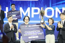 Thứ trưởng Khoa học và Công nghệ Hoàng Minh trao Giải nhất cho đội BUYO.