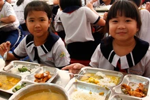 Bữa ăn trưa của học sinh Trường tiểu học Phan Đình Phùng (Thành phố Hồ Chí Minh) theo mô hình dự án Bữa ăn học đường. 