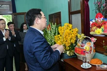 Chủ tịch Quốc hội Vương Đình Huệ và các đại biểu dâng hương tưởng nhớ Chủ tịch Hồ Chí Minh. (Ảnh: DUY LINH)