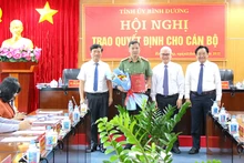 Thường trực Tỉnh ủy Bình Dương trao tặng hoa chúc mừng Bí thư Đảng ủy Công an tỉnh Bình Dương.