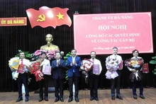Lãnh đạo Thành ủy Đà Nẵng trao quyết định và tặng hoa cho các cán bộ được điều động, bổ nhiệm vị trí mới. 
