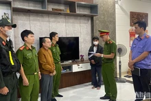 Cơ quan điều tra tống đạt quyết định khởi tố bị can và thực hiện lệnh bắt tạm giam đối với Hoàng Quang Huy (thứ 3 từ trái qua) tối 9/2. (Ảnh: Công an cung cấp).