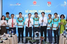 Đại diện Bộ Lao động, Thương binh và Xã hội, Trung ương Đoàn trao quyết định bổ nhiệm đối với 8 Đại sứ Kỹ năng nghề Việt Nam năm 2022.