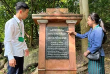 Lưu học sinh Lào thăm nơi ở và làm việc của Hoàng thân Souphanouvong tại xã Mỹ Bằng, Yên Sơn, tỉnh Tuyên Quang.
