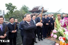 Tổng Bí thư Tô Lâm và đoàn công tác dâng hoa, dâng hương tại Đền Chung Sơn - Đền thờ gia tiên Bác Hồ. (Ảnh: Thống Nhất/TTXVN)