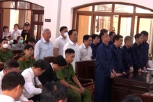 Các bị cáo tại phiên tòa ngày 26/5.