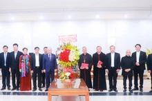 Bí thư Trung ương Đảng, Chủ tịch Ủy ban Trung ương Mặt trận Tổ quốc Việt Nam Đỗ Văn Chiến và đoàn công tác tặng hoa chúc mừng Giáng sinh 2022 tại Tòa Giám mục Giáo phận Vinh. (Ảnh: THÀNH DUY)