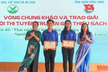 Ban tổ chức trao giải cho những đội đoạt giải. (Ảnh: BÁ DŨNG)