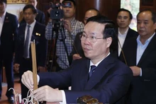 Chủ tịch nước Võ Văn Thưởng dâng hương tưởng nhớ Chủ tịch Hồ Chí Minh tại Khu di tích Quốc gia đặc biệt Kim Liên. (Ảnh: TTXVN)