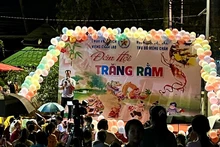 Trời có mưa nhỏ nhưng không làm giảm sự hào hứng của các em vui Tết Trung thu.