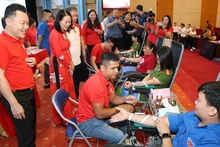 Đông đảo cán bộ, chiến sĩ, đoàn viên, thanh niên trên địa bàn tỉnh Tuyên Quang tham gia hiến máu tình nguyện.