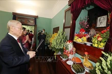 Tổng Bí thư Nguyễn Phú Trọng dâng hương tưởng niệm Chủ tịch Hồ Chí Minh tại Nhà 67. (Ảnh: TTXVN)
