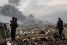 Khói bốc lên sau cuộc tấn công của Israel tại Gaza ngày 4/1/2025. (Ảnh: THX/TTXVN)