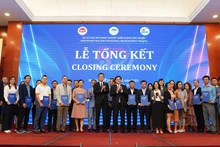 Trao chứng nhận, kỷ niệm chương cho các doanh nghiệp nhỏ và vừa Việt Nam được nhận hỗ trợ kỹ thuật của dự án.