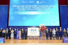 Các đại biểu tham dự diễn đàn chụp ảnh lưu niệm.