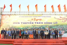 Ban Tổ chức trao giải cho các đội Nhất, Nhì, Ba.