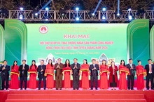 Đại biểu cắt băng khai mạc hội chợ.