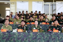 Các đại biểu tham gia diễn tập thực binh bắn chiến đấu.