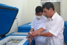 Cán bộ Trung tâm Kiểm soát dịch bệnh tỉnh kiểm tra vắc xin phòng Covid-19.