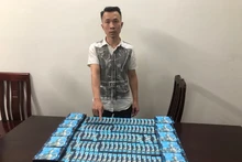 Đối tượng Trần Anh Dũng cùng tang vật.