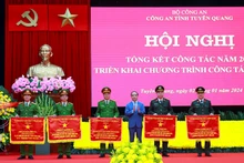 Đồng chí Chẩu Văn Lâm, Ủy viên Trung ương Đảng, Bí thư Tỉnh ủy, Trưởng Đoàn đại biểu Quốc hội tỉnh trao cờ thi đua của Ủy ban nhân dân tỉnh Tuyên Quang cho các tập thể.
