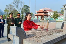 Đồng chí Lê Thị Kim Dung, Phó Bí thư Thường trực Tỉnh ủy, Chủ tịch Hội đồng nhân dân tỉnh dâng hương tưởng niệm Đại tướng Nguyễn Chí Thanh và các vị tiền bối cách mạng.