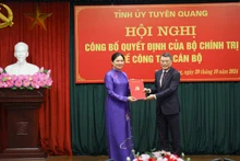 Đồng chí Lê Minh Hưng, Ủy viên Bộ Chính trị, Bí thư Trung ương Đảng trao quyết định của Bộ Chính trị phân công đồng chí Hà Thị Nga giữ chức vụ Bí thư Tỉnh ủy Tuyên Quang.