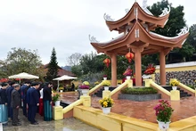 Các đồng chí lãnh đạo tỉnh Tuyên Quang dâng hương, dâng hoa tại di tích địa điểm thành lập Chi bộ Mỏ Than.