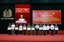 Lãnh đạo tỉnh Tuyên Quang trao Bằng khen của Chủ tịch Ủy ban nhân dân tỉnh Tuyên Quang cho các tập thể, cá nhân.