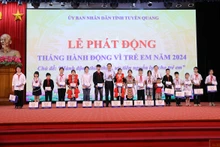 Lãnh đạo tỉnh Tuyên Quang và lãnh đạo Cục Trẻ em, Bộ Lao động-Thương binh và Xã hội trao học bổng cho các em học sinh tại lễ phát động Tháng hành động vì trẻ em năm 2024. (Ảnh: HẢI CHUNG)