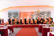 Các đại biểu thực hiện nghi thức động thổ dự án.
