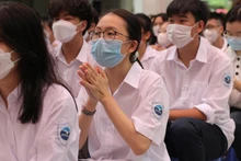 Các nhà trường tuyên truyền, phổ biến giáo dục pháp luật theo chủ đề cho học sinh, sinh viên vào những đợt cao điểm, các buổi sinh hoạt dưới cờ, sinh hoạt cuối tuần và lồng ghép vào các môn học chính khóa, các hoạt động giáo dục tập thể khác (Ảnh minh hoạ)