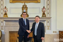 Thị trưởng thành phố Porto Rui Moreira tiếp đón Phó Chủ tịch Ủy ban nhân dân Thành phố Hồ Chí Minh Dương Anh Đức. (Ảnh: MINH DUY)