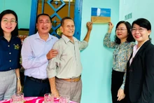 Trao công trình sửa chữa nhà diện chính sách cho ông Châu Quốc Hùng 