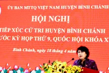 Phó Chủ tịch Ủy ban Trung ương Mặt trận Tổ quốc Việt Nam Tô Thị Bích Châu ghi nhận các ý kiến của cử tri.