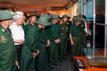Đoàn đại biểu tỉnh Hải Dương tham quan di tích lịch sử trên địa bàn thành phố.