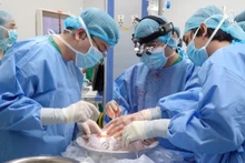 Các bác sĩ đang thực hiện lấy tạng từ người hiến chết não. (Ảnh: Bệnh viện Quân y 175)