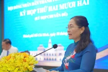Chủ tịch Hội đồng nhân dân thành phố Nguyễn Thị Lệ phát biểu tại kỳ họp.