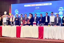 Trường đại học Kinh tế, Đại học Quốc gia Hà Nội ký kết các biên bản ghi nhớ (MOU) với nhiều tập đoàn, doanh nghiệp lớn. (Ảnh: KIM DUNG)