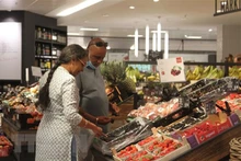 Người tiêu dùng mua sắm tại một siêu thị ở Frankfurt, Đức. (Ảnh: THX/TTXVN)