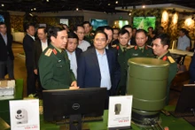 Thủ tướng Phạm Minh Chính và các đại biểu tham quan các sản phẩm công nghệ cao của Viettel.