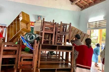 Các trường học tại vùng thấp trũng Hương Trà từ chiều 14/10 đã cho học sinh nghỉ học, đồng thời kê cao bàn ghế, đồ đạc để tránh đợt mưa lũ lớn.