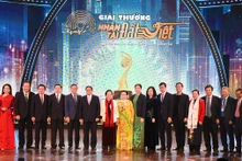 Thủ tướng Phạm Minh Chính với các đại biểu tại Lễ trao Giải thưởng Nhân tài Đất Việt năm 2023. 