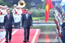 Chủ tịch nước Võ Văn Thưởng và Tổng thống Cộng hòa Indonesia Joko Widodo duyệt Đội danh dự Quân đội nhân dân Việt Nam tại lễ đón. (Ảnh: ĐĂNG KHOA)