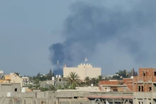 Khói bốc lên sau các cuộc đụng độ ở Tripoli, Libya, ngày 15/8/2023. (Ảnh: AFP/TTXVN)