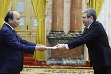 Chủ tịch nước Nguyễn Xuân Phúc tiếp nhận Quốc thư của Đại sứ Azerbaijan Shovgi Kamal Oglu Mehdizade. (Ảnh: TTXVN)